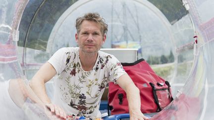 L'artiste français Abraham Poincheval, ici en 2017 à l'intérieur d'une bouteille géante (CYRIL ZINGARO / KEYSTONE)