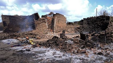 En septembre 2012, 300 personnes attaquent Kilelengwani, un village orma.

Un poste de police est brûlé et la Croix-Rouge kenyane confirme la mort de 32 personnes et la destruction de 167 maisons.Quelques jours plus tard, ce sont à nouveau 246 habitations qui sont incendiées dans les villages de Semikaro, Laini, Nduru et Shirikisho.

Des centaines de têtes de bétail sont abattues. ( AFP PHOTO/Carl de Souza)