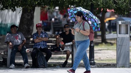 Residentes de Monterrey (México), 13 de junio de 2023, durante una ola de calor en el estado de Nuevo León.  (MIGUEL SERRA/EFE/MAXPPP)