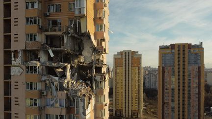 Un immeuble endommagé par les bombardements russes à Kiev le 26 février 2022. (DANIEL LEAL / AFP)