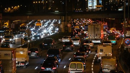 Le périphérique parisien saturé,&nbsp;au 5e jour de mobilisation contre la réforme des retraites, le 9 décembre 2019. (MATHIEU MENARD / HANS LUCAS / AFP)