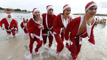 A Bath, en Angleterre, des baigneurs d&eacute;guis&eacute;s en p&egrave;re No&euml;l profite d'un petit bain de mer, le 23 d&eacute;cembre 2012.&nbsp; (VALERY HACHE / AFP)