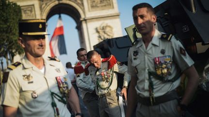 Les militaires du 3e régiment d'artillerie de la marine, basé à Canjuers, se préparent à défiler sur les Champs-Elysées, le 14 juillet 2018 (LUCAS BARIOULET / AFP)