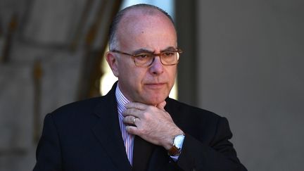 Bernard Cazeneuve, alors Premier ministre, quitte le palais de l'Elysée, à Paris, le 12 avril 2017. (GABRIEL BOUYS / AFP)