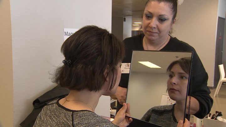 Natacha, une des partcipantes, après une séance de maquillage. (P. Franco / France Télévisions)