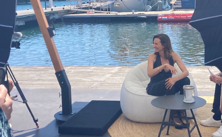 Camille Cottin, maîtresse de cérémonie du 77e Festival de Cannes, en conversation avec des journalistes, le 13 mai 2024. (LCA/FRANCEINFO CULTURE)