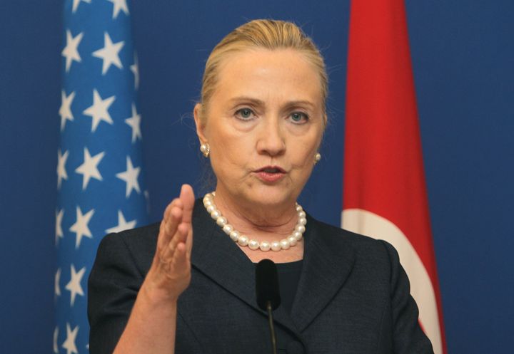 La secr&eacute;taire d'Etat am&eacute;ricaine,&nbsp;Hillary Clinton, lors d'une conf&eacute;rence de presse &agrave; Istanbul (Turquie), le 11 ao&ucirc;t 2012. (SAYGIN SERDAROGLU / AFP)