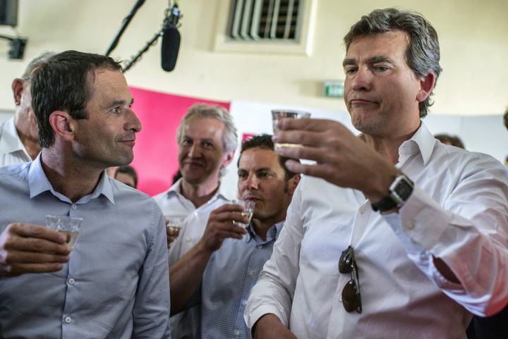 Benoît Hamon et Arnaud Montebourg, à Frangy-en-Bresse (Saône-et-Loire), le 24 août 2016. (JEFF PACHOUD / AFP)