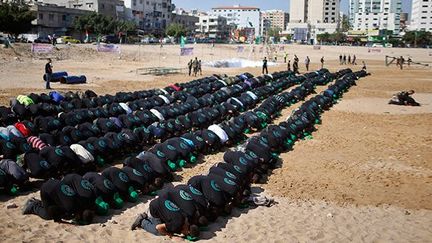 La prière n’est pas oubliée lors des exercices militaires.
 
Les valeurs religieuses et la sensibilisation du conflit avec Israël tiennent une grande part dans le programme enseigné dans ces camps. (REUTERS / Mohammed Salem)