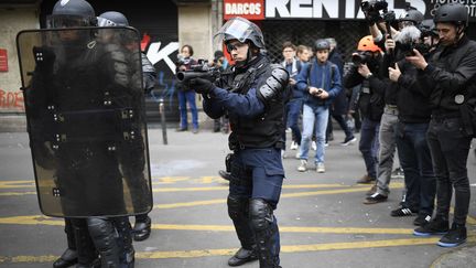 Des journalistes et manifestants filment des agents des forces de l'ordre lors d'une manifestation à Paris, le 8 mai 2017. (LIONEL BONAVENTURE / AFP)