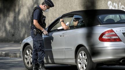 Un contrôle de police à Lyon, le 25 avril.&nbsp; (MAXIME JEGAT / MAXPPP)