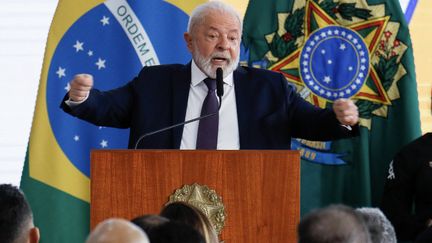 Le président brésilien Lula prononce un discours, le 21 juillet 2023, après la signature d'un décret réglementant l'usage des armes contre les civils, à Brasilia. (SERGIO LIMA / AFP)