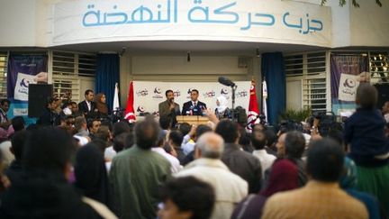 Devant le siège du parti Ennahda, après l'annonce non-officielle de la victoire, ce lundi. (LIONEL BONAVENTURE / AFP)