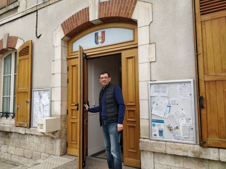 Jean-Bernard&nbsp;Vallot, le maire de Saint-Péravy, sur le perron de la mairie.&nbsp; (ERIC AUDRA / RADIO FRANCE)