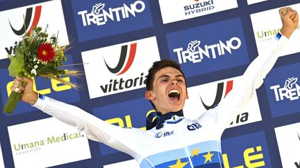 Romain Grégoire sur le podium après son titre de champion d'Europe juniors à Trente en Italie, le 10 septembre 2021. (ALBERTO PIZZOLI / AFP)