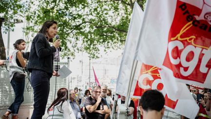 Un rassemblement de syndicats devant le siège de l'Unédic pour la journée d'action et de mobilisation des travailleurs précaires, le 27 juin 2023, à Paris. (GAUTHIER BEDRIGNANS / HANS LUCAS / AFP)