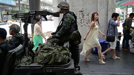 Des soldats de l'arm&eacute;e tha&iuml;landaise, le 20 mai 2014 &agrave; Bangkok (Tha&iuml;lande). (CHRISTOPHE ARCHAMBAULT / AFP)