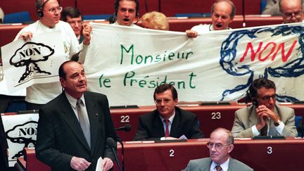 Au Parlement européen, des députés montrent leur désaccord avec la reprise des essais nucléaires français décidée par Jacques Chirac, en juillet 1995. (ERIC CABANIS / AFP)