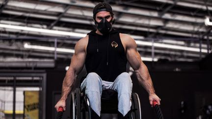 Scott Doolan utilisera un fauteuil muni de roues tout-terrain pour l'occasion. ©Apexgen