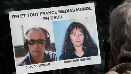Les portraits de Claude Verlon et Ghislaine Dupont, à Paris le 3 novembre 2013. (PIERRE ANDRIEU / AFP)