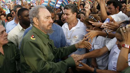 Le président cubain Fidel Castro salue des étudiants à Pedernales (Cuba), le 26 juillet 2006. (JAVIER GALEANO / AP / SIPA)