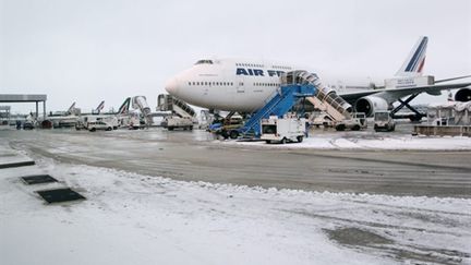 L'aéroport de Roissy-Charles-de-Gaulle perturbé par la neige et le verglas, le 24 décembre 2010 (AFP / Pierre Verdy)