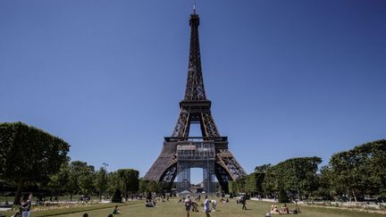 La Tour Eiffel depuis le Champs-de-Mars, le 13 juin 2021 à Paris. (SAMEER AL-DOUMY / AFP)