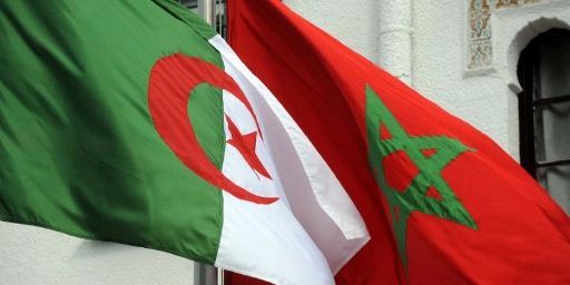 Drapeaux algérien et marocain. (FAROUK BATICHE / AFP)