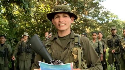 Un rebelle des Farc annonce d&eacute;tenir le journaliste Rom&eacute;o Langlois, le 5 mai 2012. (CARLOS VILLALON / KARL PENHAUL / AFP)