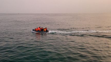 Des migrants dans un canot pneumatique portant des gilets de sauvetage alors qu'ils traversent la Manche de la France vers la Grande-Bretagne, le 11 septembre 2020. (SAMEER AL-DOUMY / AFP)