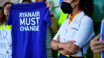 Des&nbsp;employés de Ryanair manifestent&nbsp;au Terminal 2 de l'aéroport El Prat à Barcelone, le 24 juin 2022. (PAU BARRENA / AFP)