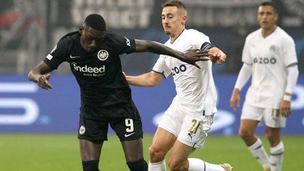 Le Marseillais Valentin Rongier au duel lors du match contre Francfort, en Ligue des champions, le 26 octobre 2022. (DANIEL ROLAND / AFP)