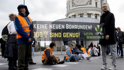 Des militants de l'ONG autrichienne Letzte Generation lors d'une action à Vienne (Autriche), le 3 mai 2023. (JOE KLAMAR / AFP)