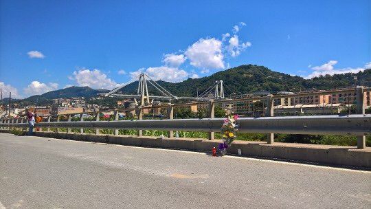 Un bouquet de fleurs en hommage aux victimes de l'effondrement du pont Morandi, mercredi 15 aout 2018 à Gênes (Italie). (FABIEN MAGNENOU / FRANCEINFO)