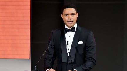 L'animateur Trevor Noah lors d'une remise de prix, le 4 juin 2018 à New York (Etats-Unis). (THEO WARGO / GETTY IMAGES NORTH AMERICA / AFP)