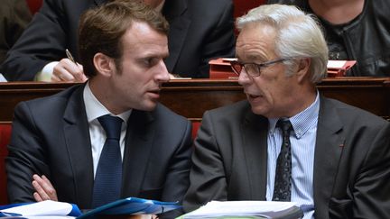 Les ministres de l'Economie, Emmanuel Macron, et du Travail, Fran&ccedil;ois Rebsamen, lors des questions au gouvernement, &agrave; l'Assembl&eacute;e nationale, &agrave; Paris, le 9 d&eacute;cembre 2014. (MIGUEL MEDINA / AFP)