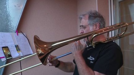 Solidarité envers les soignants : du trombone chaque soir à 20 heures (Capture d'écran France 3)