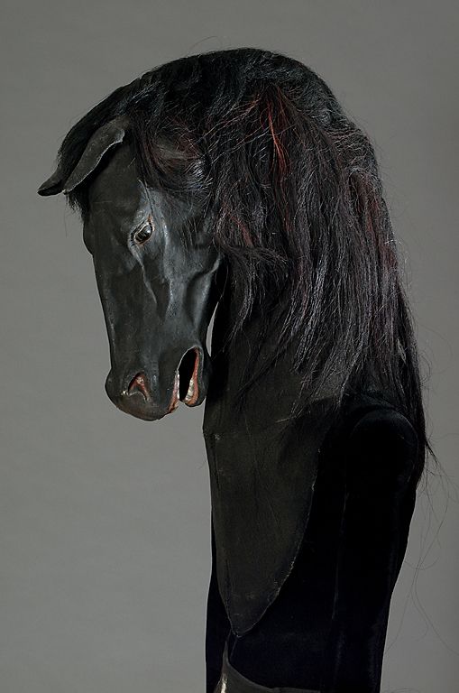 Costume de l'homme-cheval porté par Daniel Moosman dans Le Testament d'Orphée.
	Jean Cocteau (conception) Janine Janet (réalisation). 1959.
 (ADAGP, Paris 2013 - Avec l&#039;aimable autorisation de M. Pierre Bergé, président du Comité Jean Cocteau ; © photo S. Dabrowski – La Cinémathèque française.)