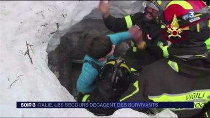 Italie : après l'avalanche, les secours dégagent des survivants