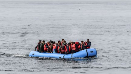 Des migrants tentent de traverser la Manche en 2022. (Photo d'illustration) (LUDOVIC CALOIN / MAXPPP)