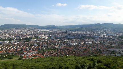 Vue générale de Clermont-Ferrand depuis une hauteur, le 26 mai 2018. (EMMANUEL MOREAU / RADIOFRANCE)