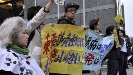 Des Japonais manifestent contre le nucléaire devant les bâtiments de Tepco, à Tokyo, le 15 avril 2011. (AFP - Yoshikazu Tsuno)