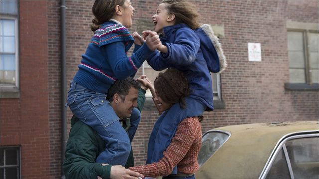 Cameron (Mark Ruffalo), Maggie (Zoe Saldana) et leurs deux filles.
 (Seacia Pavao Photography)