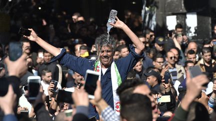 L’homme d'affaires et activiste politique Rachid Nekkaz, devant la mairie d’Alger le 23 février 2019, rencontre un large succès auprès de la jeunesse avide de changement.&nbsp; (RYAD KRAMDI / AFP)