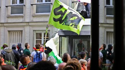 Des cheminots en grève envahissent le quartier général de La République en marche (LREM), le 4 mai 2018 à Paris. (ANTHONY DEPERRAZ / CROWDSPARK)