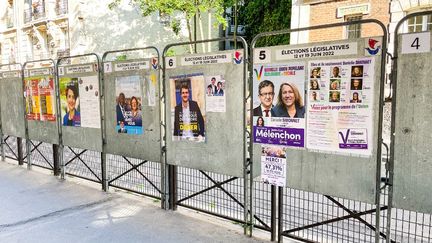 Des affiches pour le second tour des élections législatives, le 14 juin 2022, à Paris. (AMAURY CORNU / HANS LUCAS / AFP)