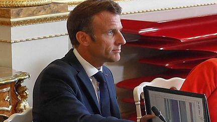 Emmanuel Macron lors du Conseil des ministres à l'Elysée, le 24 août 2022. (MOHAMMED BADRA / POOL / AFP)