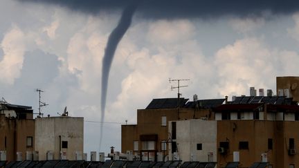 Une tornade &agrave; Netanya, pr&egrave;s de Tel-Aviv (Isra&euml;l), le 8 octobre 2010. (JACK GUEZ / AFP)