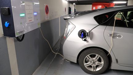 Une borne de recharge pour une voiture électrique à Annecy le 19 mars 2018. (NORBERT FALCO / MAXPPP)