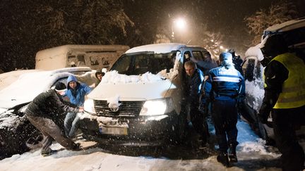 Des "naufragés" de la route, près de Paris, après avoir été bloqués plusieurs heures dans la nuit du 7 février. (SAMUEL BOIVIN / AFP)